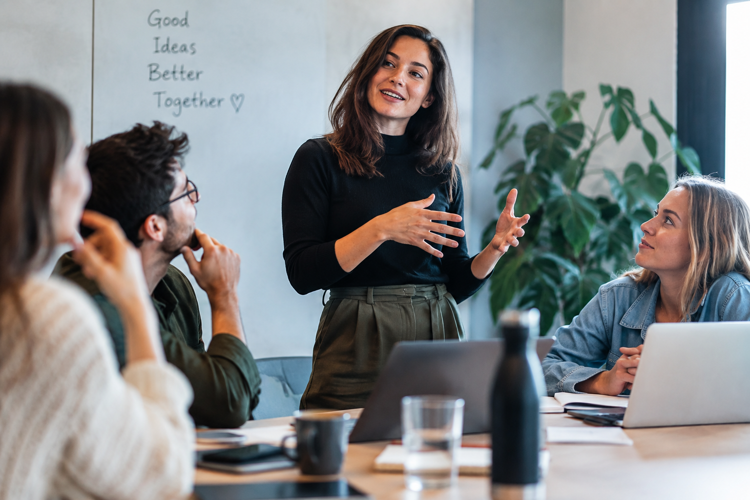 Vrouw geeft een presentatie aan een groep deelnemers tijdens een sessie